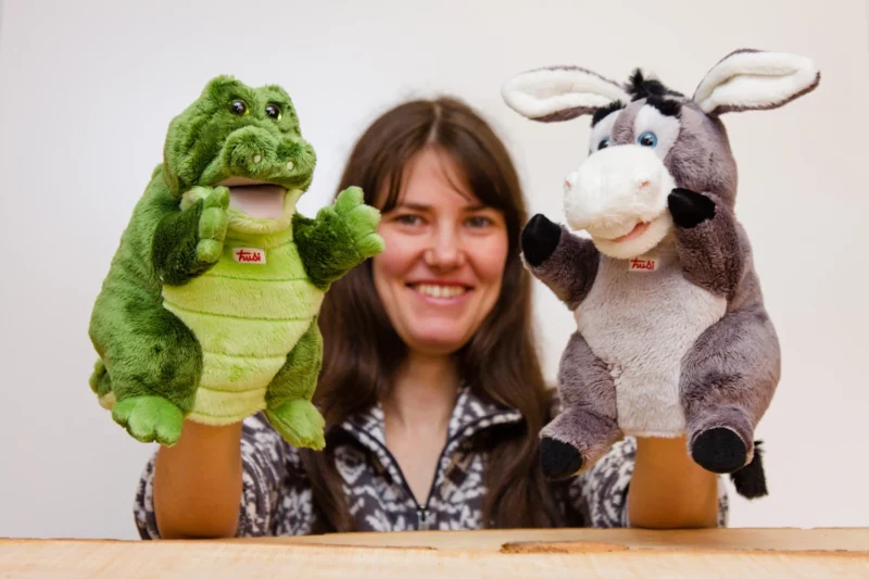 Elena mit Handpuppen und Fingerpuppen von den Firmen Beleduc & Goki.